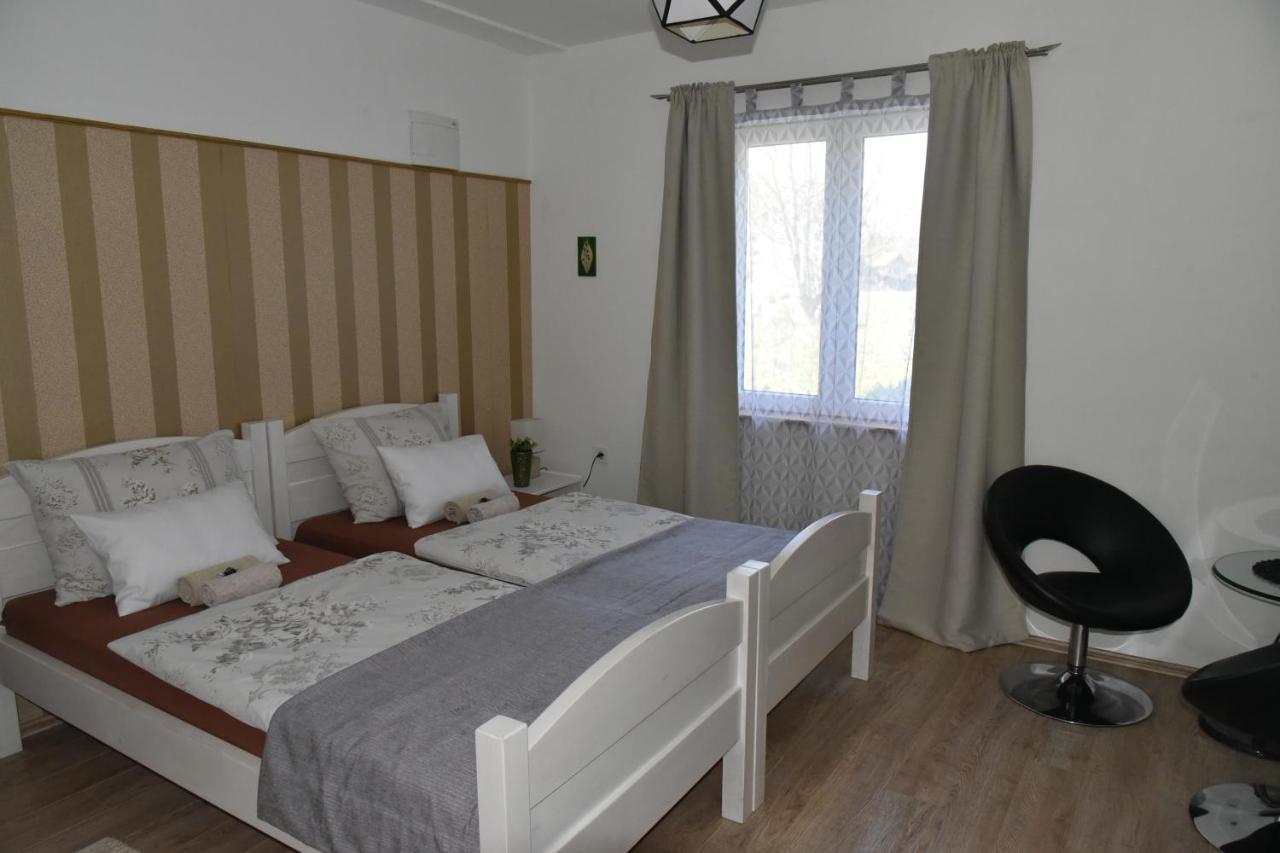 Rooms Bobic Licko Petrovo Selo Esterno foto