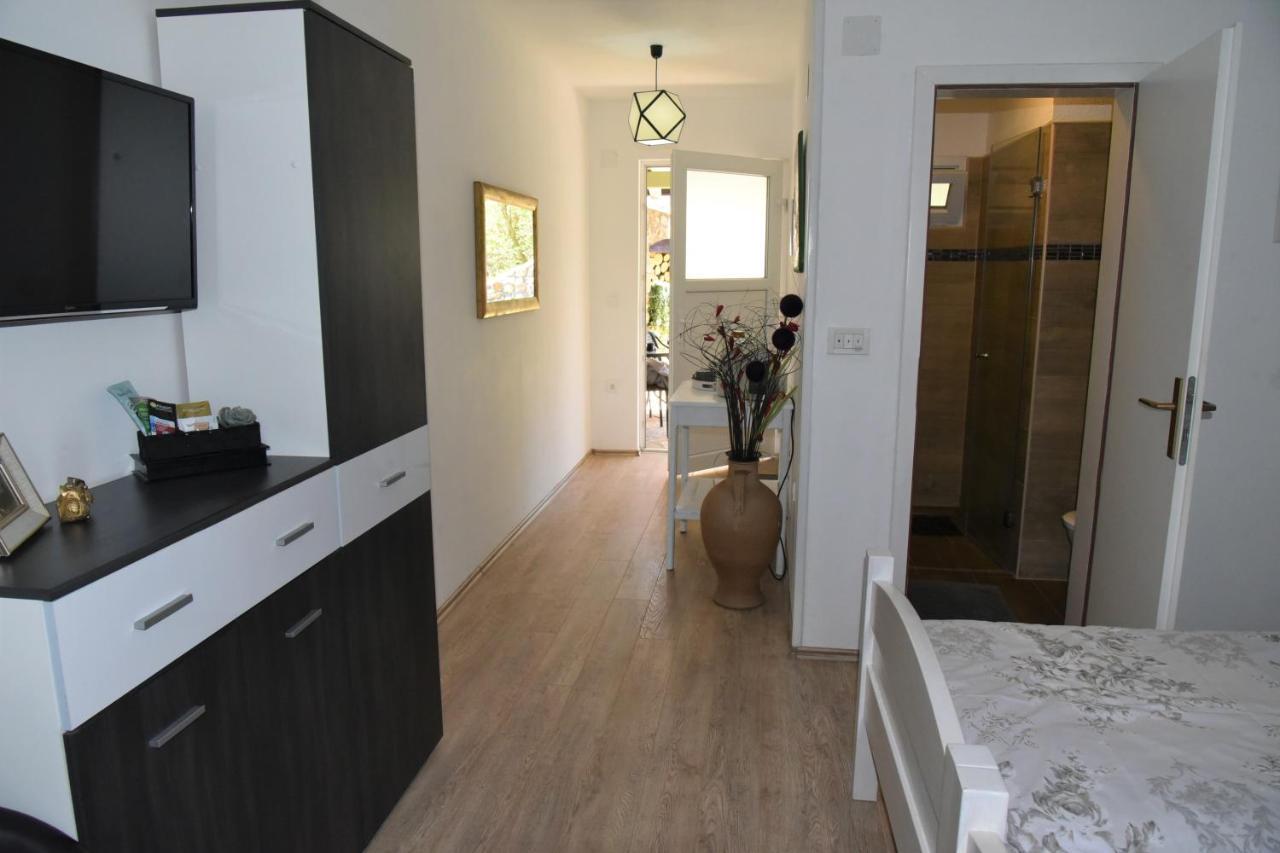 Rooms Bobic Licko Petrovo Selo Esterno foto